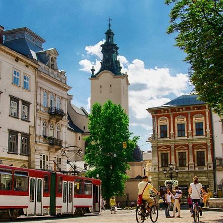 Сучасні Апартаменти На Площі Ринок З Панорамним Видом На Дахи Львова Bagian luar foto